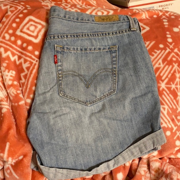 Levi's Pants - Levi’s boyfriend jean shorts size 8. S102